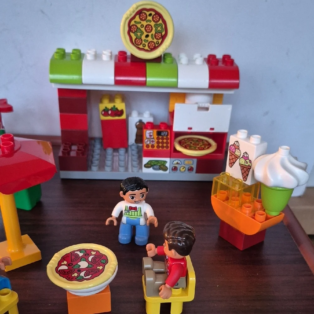 LEGO PIZZA AND ICECREAM Colorful Building Block Pizza Shop Playset. USED